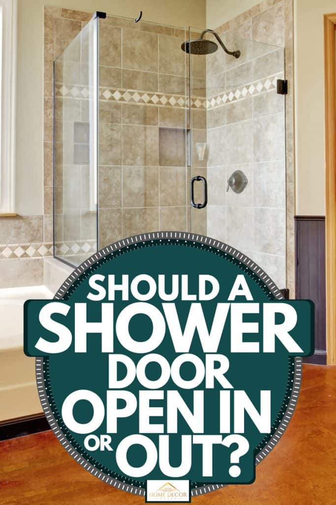 Un intérieur d'une salle de bain à thème rustique classique avec un mur de douche en verre et des carreaux marron sur toute la salle de bain, une porte de douche doit-elle s'ouvrir vers l'intérieur ou vers l'extérieur ?