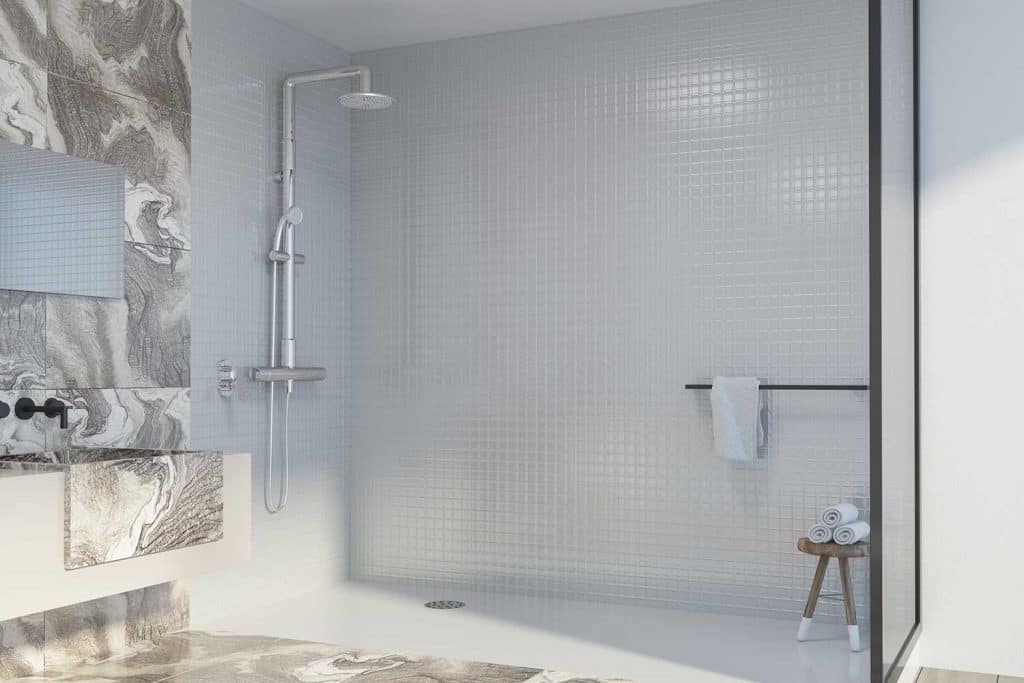 Coin salle de bain, douche et lavabo en marbre blanc