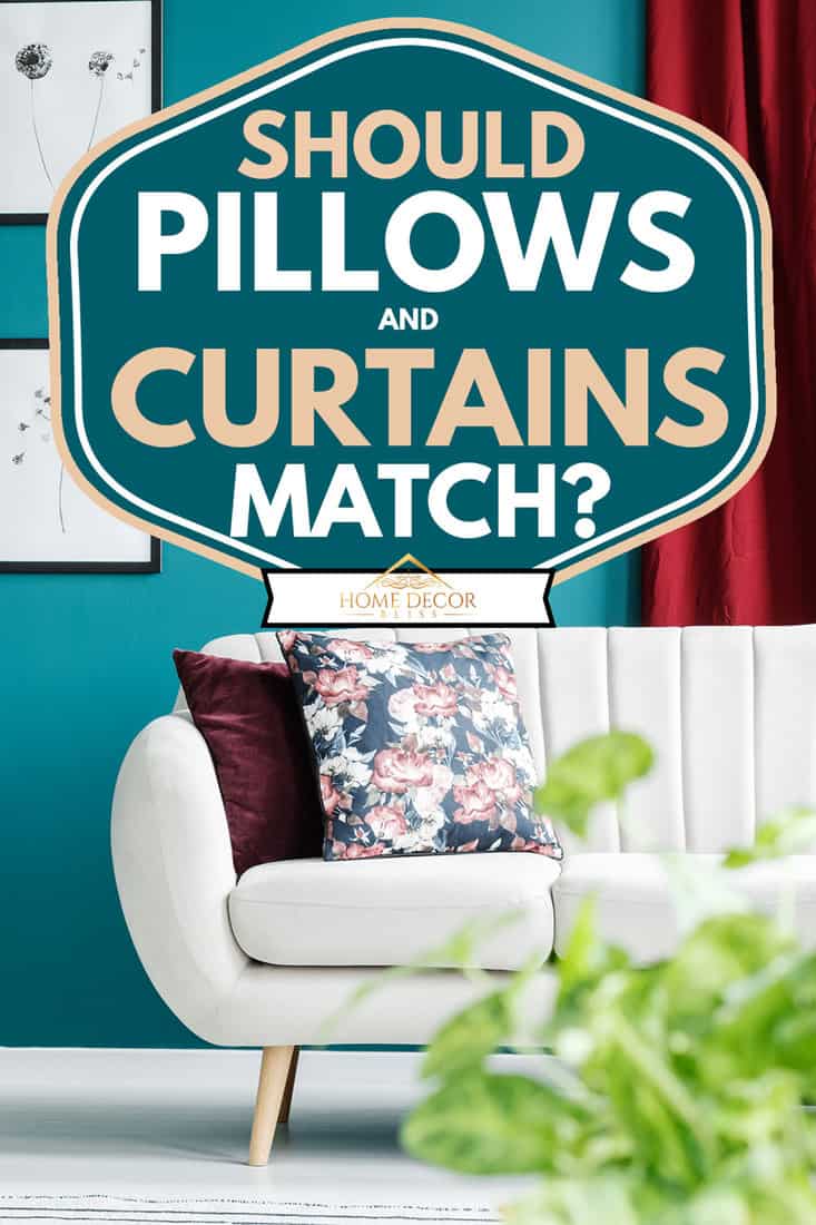 Canapé blanc avec coussins, peintures et table noire dans un intérieur de salon sarcelle avec des rideaux rouges, les oreillers et les rideaux doivent-ils correspondre ?