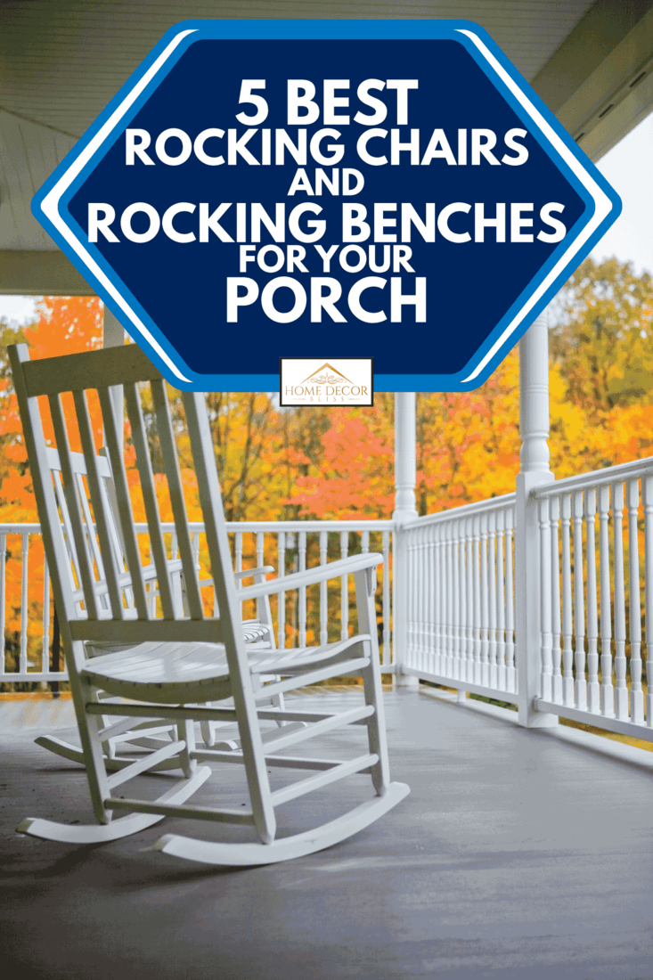 Une paire de chaises à bascule sur un porche en Nouvelle-Angleterre à l'automne, 5 meilleures chaises à bascule et bancs à bascule pour votre porche