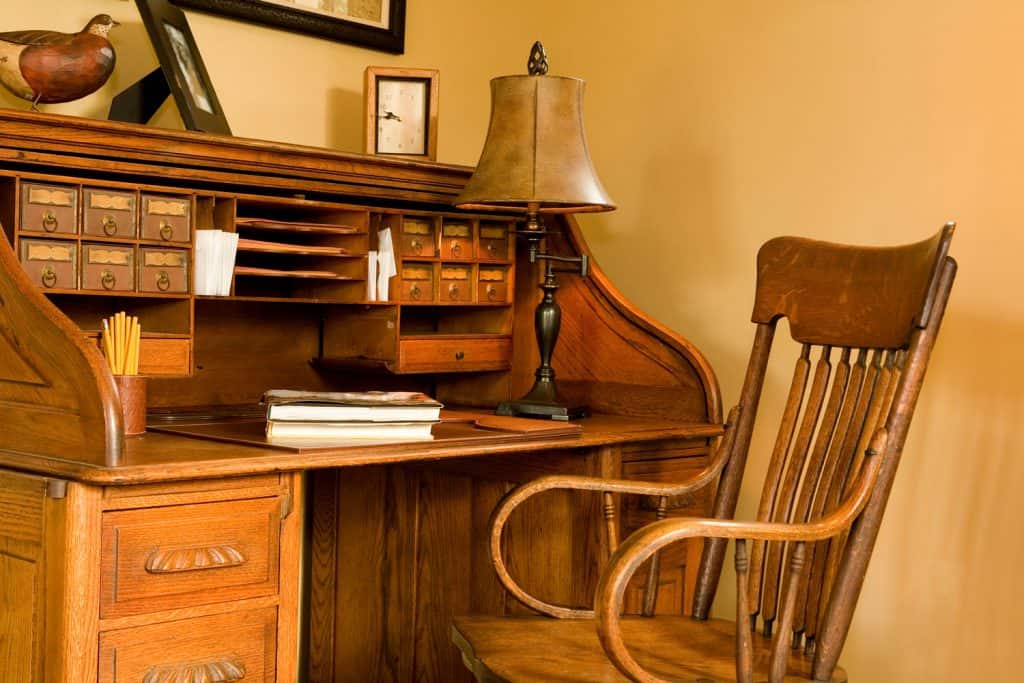 Une table de travail en bois sur le thème des années 80 et une chaise en bois