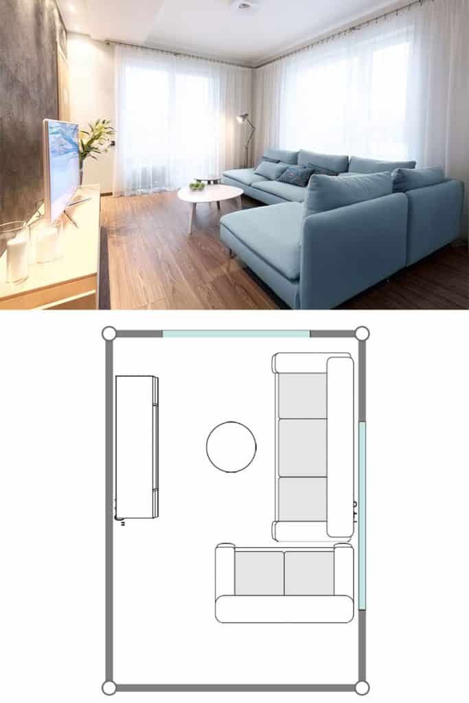 Un petit salon avec un sol stratifié en bois, d'immenses fenêtres avec des rideaux, des canapés sectionnels de couleur bleu clair et une télévision à écran plat
