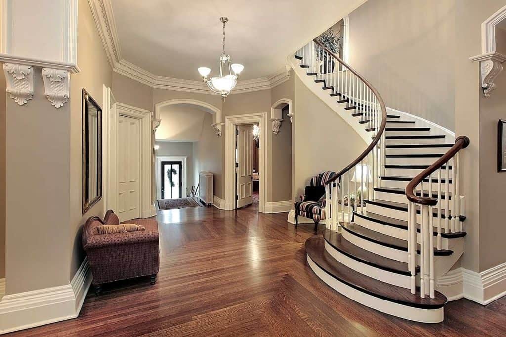 Foyer avec escalier tournant
