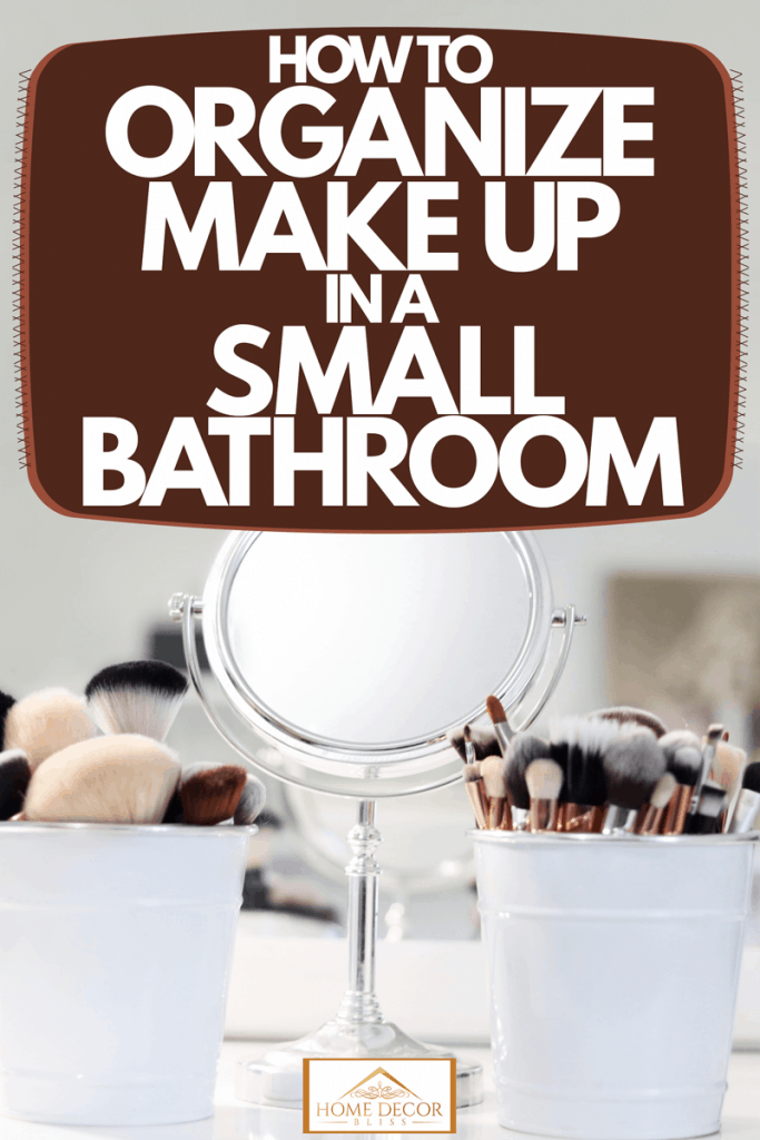 Deux petits seaux blancs avec de petits pinceaux de maquillage et un miroir rond, Comment organiser le maquillage dans une petite salle de bain