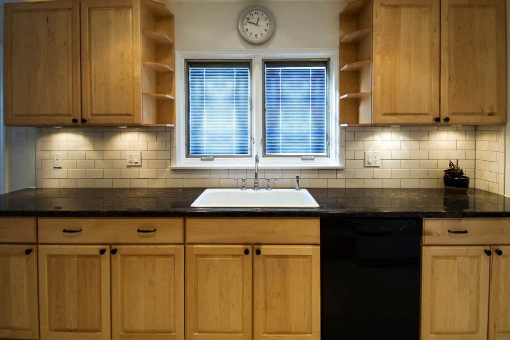 What Color Countertops Go With Maple, Light Wood Kitchen Cabinets With Black Countertops