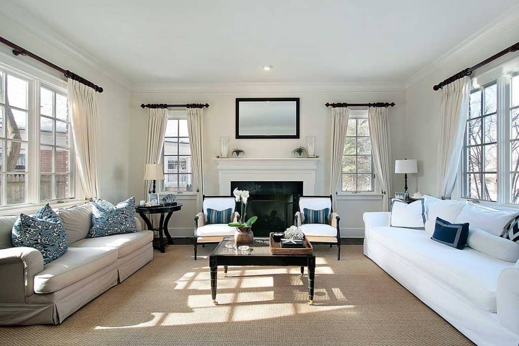 Salon dans une maison de luxe avec des canapés blancs et gris