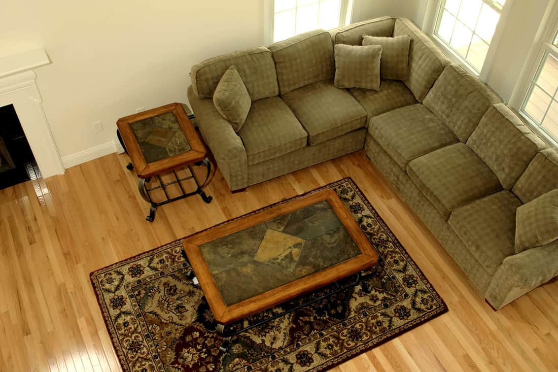 Livingroom with carpet, center table and couch