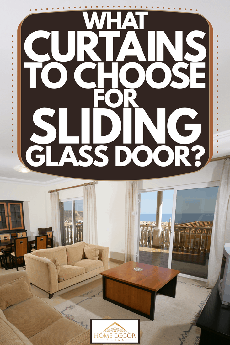 Salon avec portes coulissantes qui mènent à un balcon avec vue imprenable sur la mer, quels rideaux choisir pour une porte coulissante en verre ?