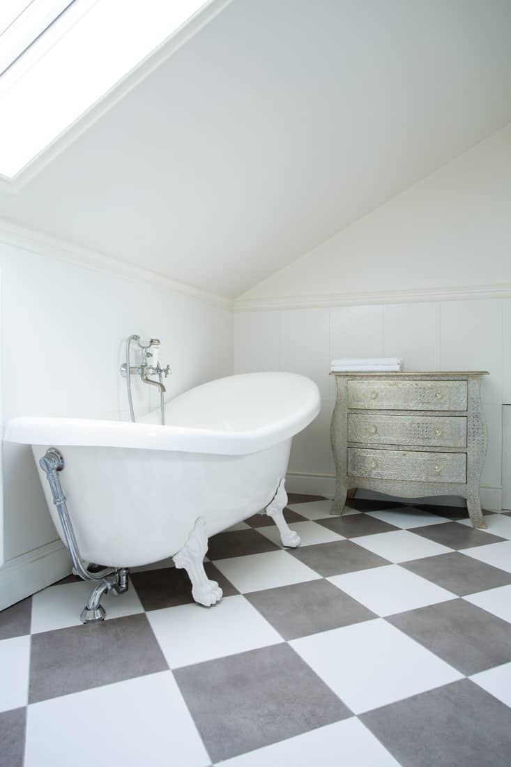 Carrelage blanc et gris dans une salle de bain moderne avec baignoire