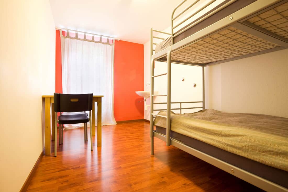 dortoir avec lit superposé et rideaux suspendus, Comment accrocher des rideaux dans un dortoir [4 Steps]
