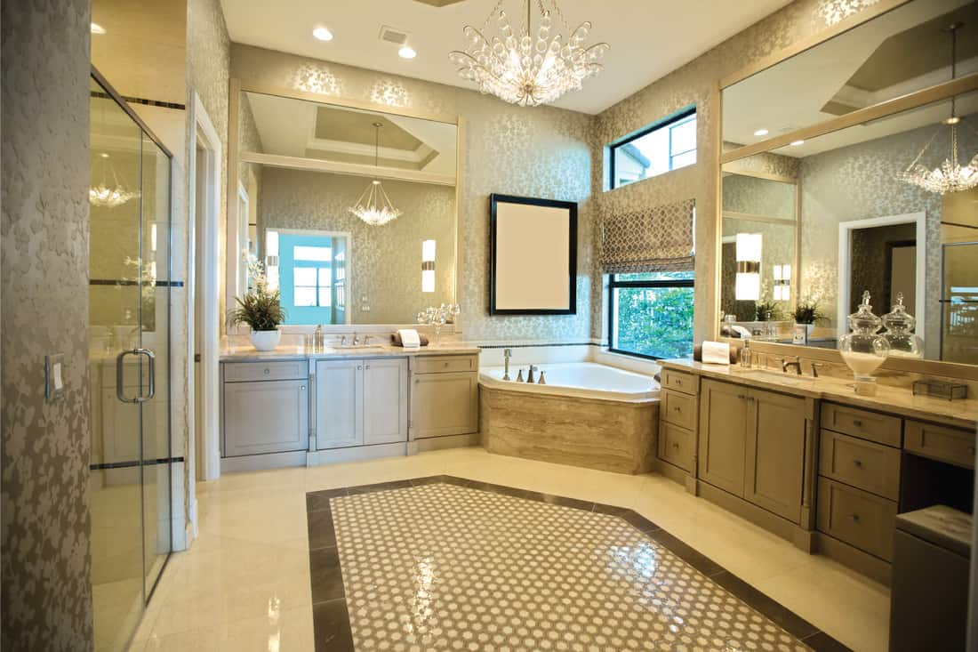 Salle de bain principale dans un beau style moderne, spacieuse et un grand miroir de courtoisie