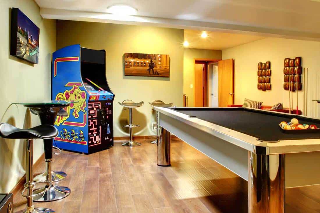 A play party room home interior with pool table, How To Arrange The Furniture In A Den?