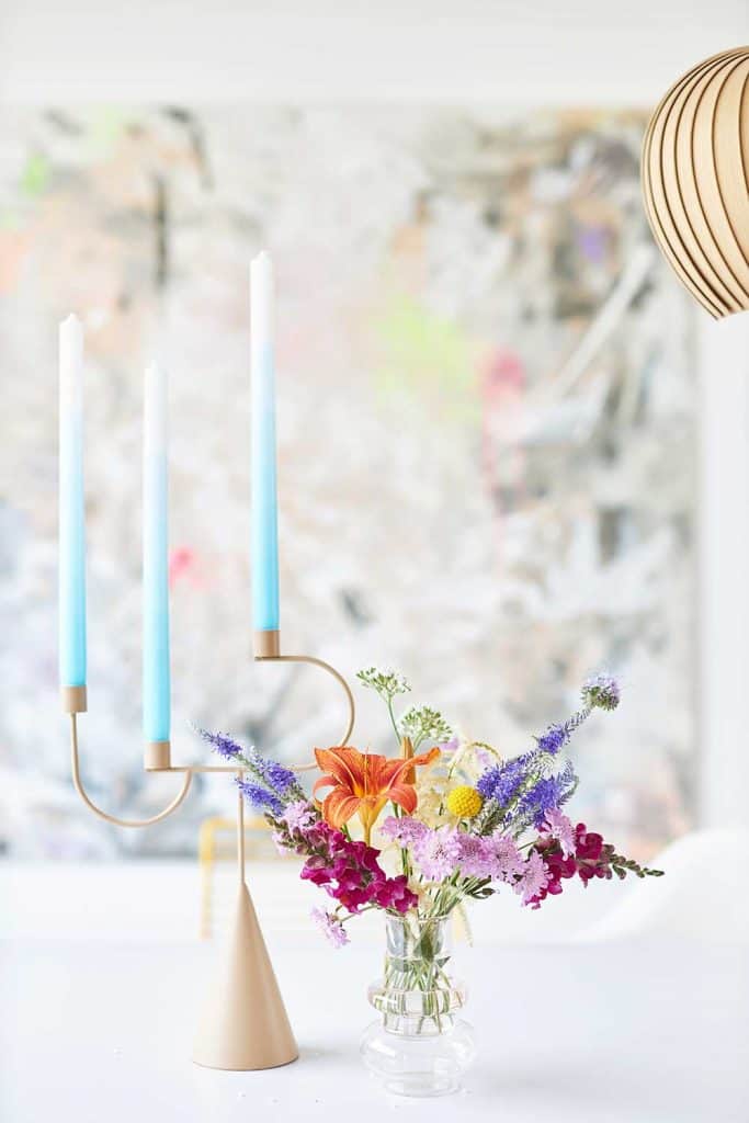 Un bouquet de fleurs merveilleusement coloré sur une table à manger blanche