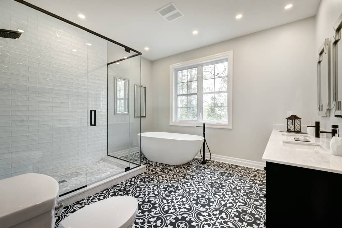 Nouvelle salle de bain de maison moderne meublée avec revêtement mural en peinture blanche