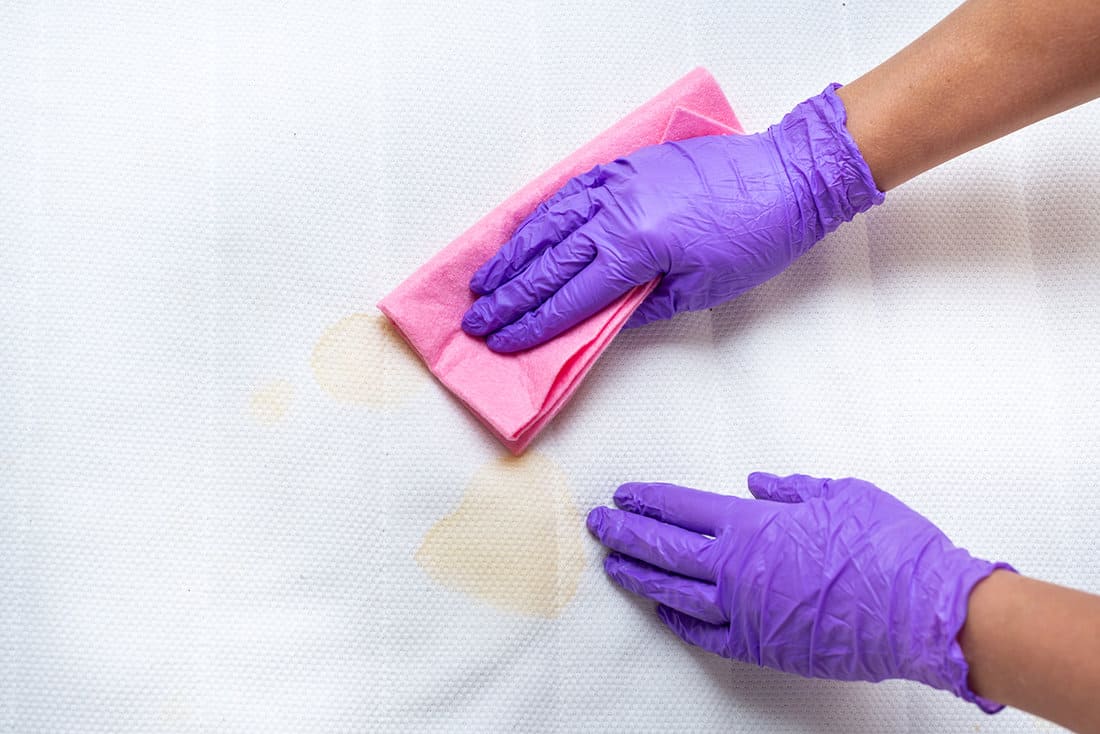 Cleaning a dirty mattress with stains