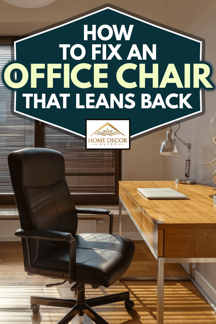 Bureau à domicile avec grande fenêtre, bureau et sol en bois et chaise de bureau noire et canapé, Comment réparer une chaise de bureau qui se penche en arrière