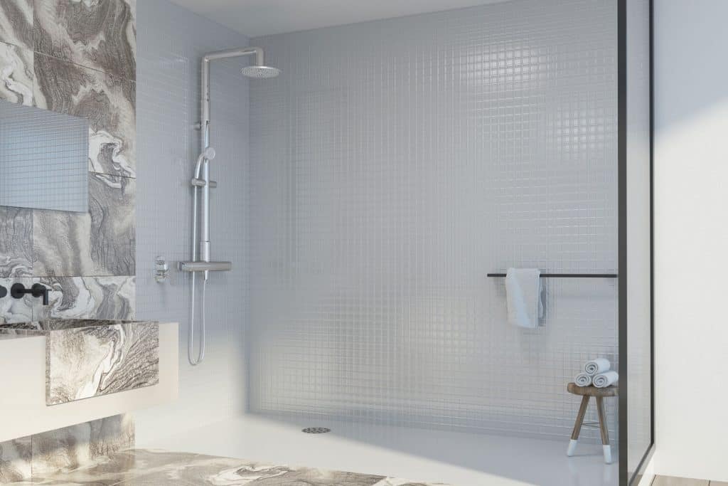 Intérieur d'une salle de bain à thème minimaliste avec une douche murale en verre, un petit banc de douche en bois et une magnifique coiffeuse