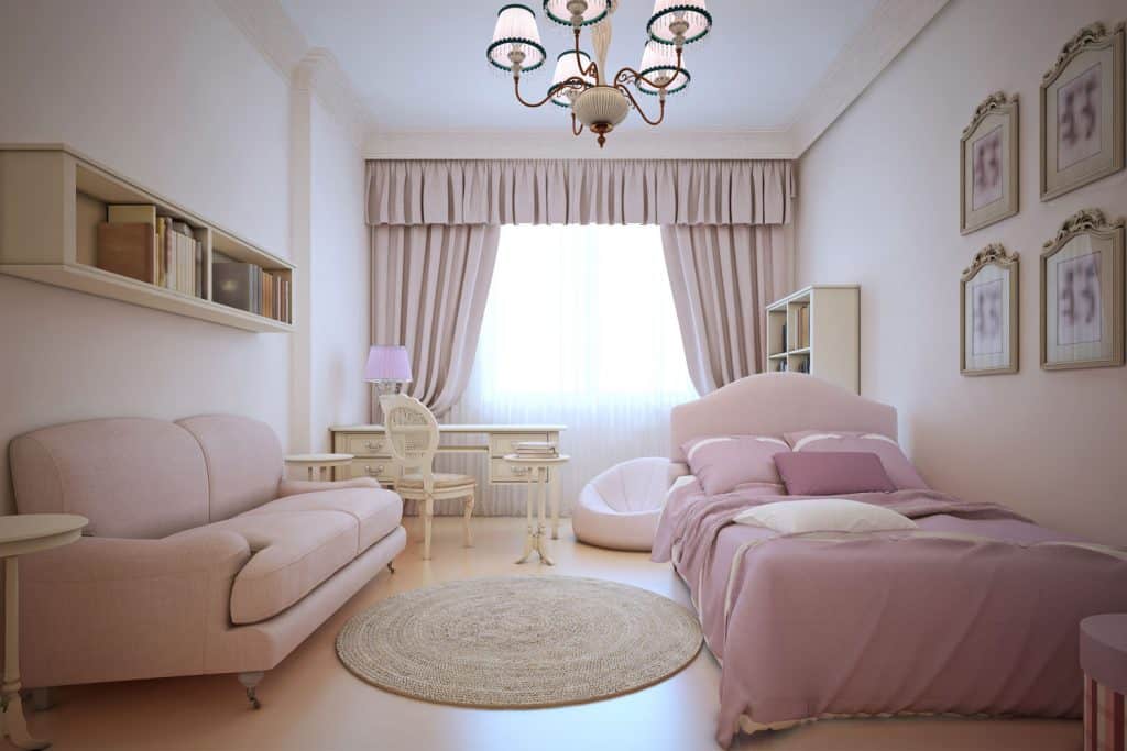 Chambre pour dames avec un lit avec une literie rose, un canapé rose clair et un petit rideau avec une immense fenêtre