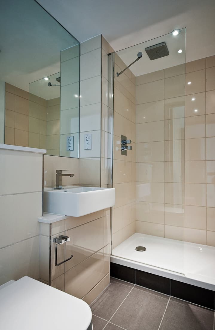 Modern en-suite bathroom with gorgeous ceramic tiles