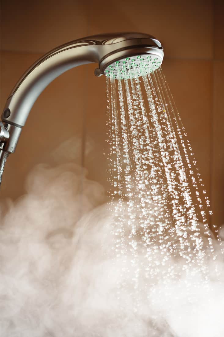 Douche avec eau courante et vapeur