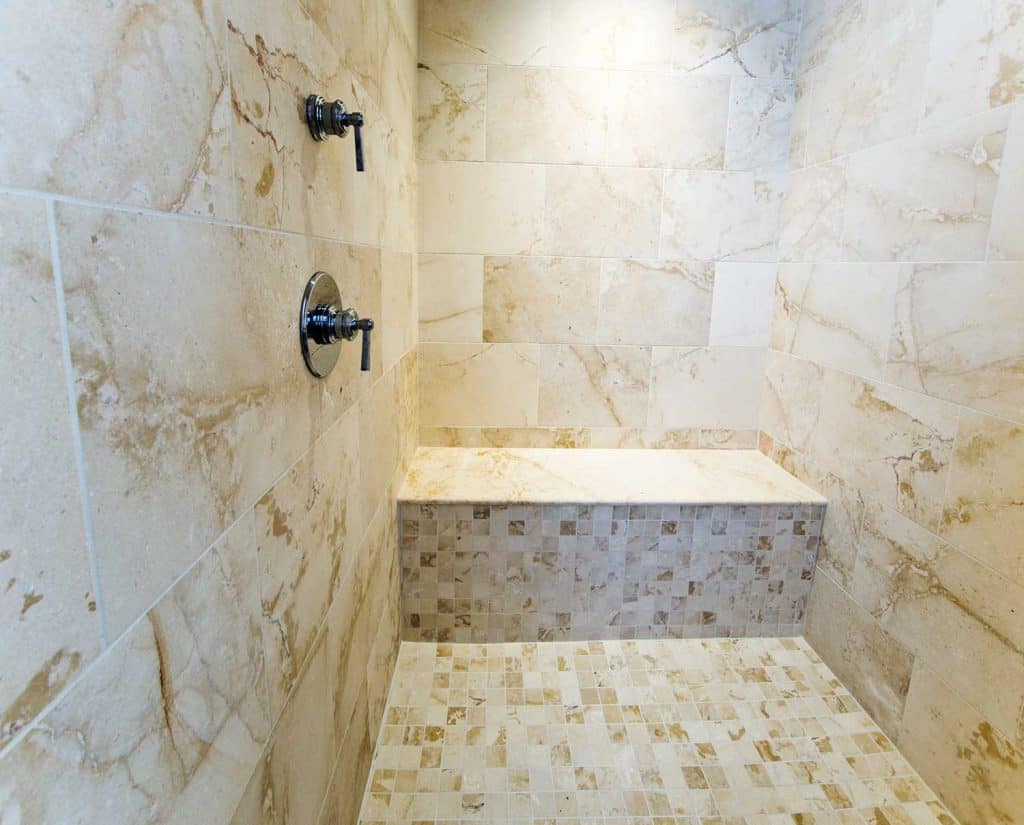 Salle de bain douche carrelée d'une maison moderne