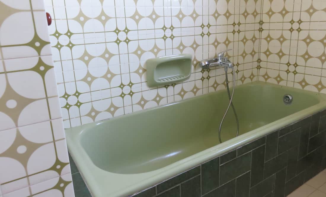 Salle de bain vintage avec revêtement mural en vinyle