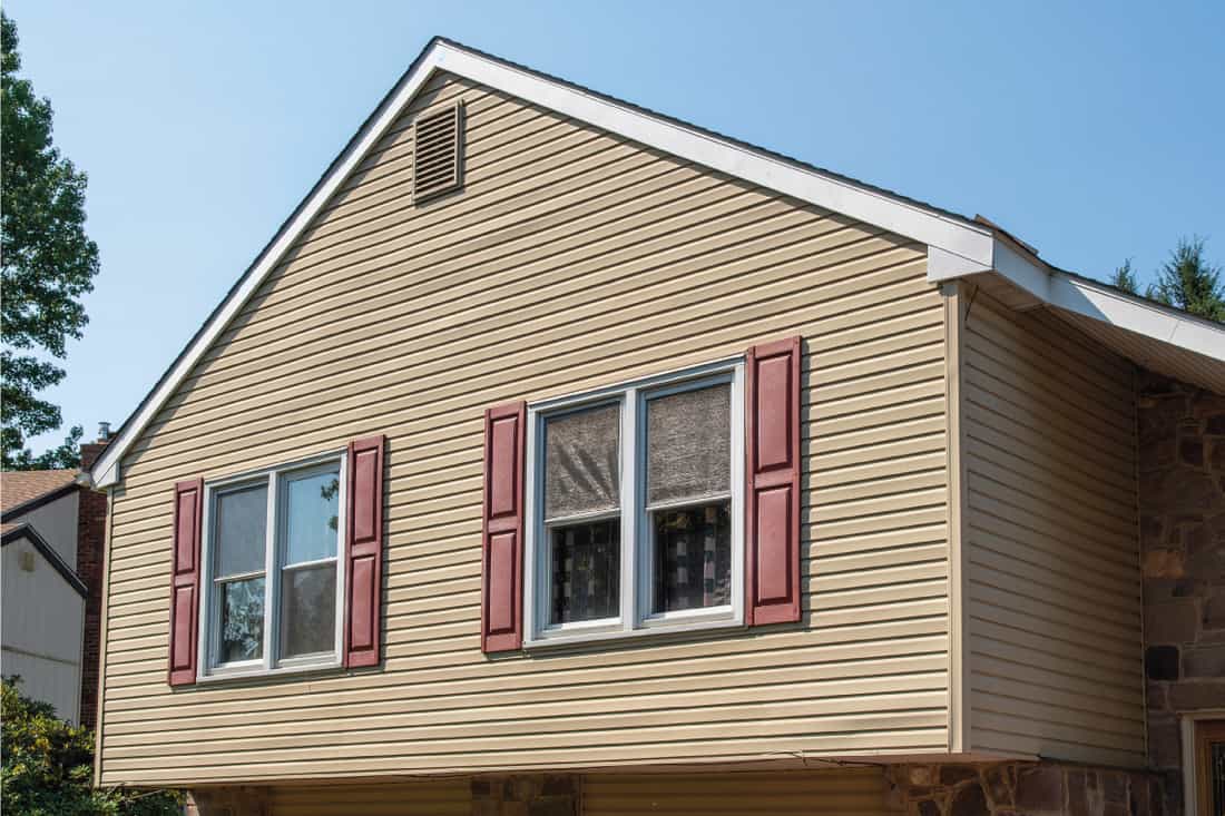 Vinyl siding on house with window frames, How Much Does Painting Vinyl Siding Cost?
