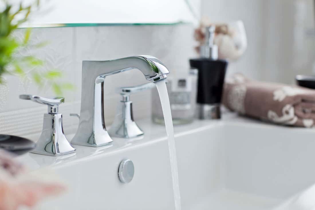 L'eau coule du robinet de la salle de bain moderne, les robinets doivent-ils correspondre dans la salle de bain ?