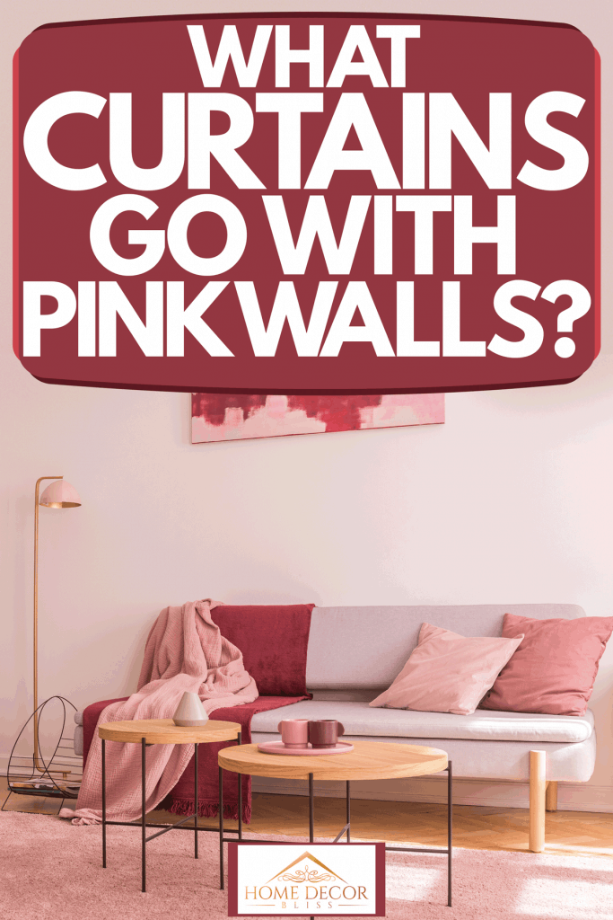Intérieur d'un salon minimaliste de couleur rose avec un canapé blanc, des oreillers blancs, des tables en bois et un tapis rose, Quels rideaux vont avec des murs roses ?
