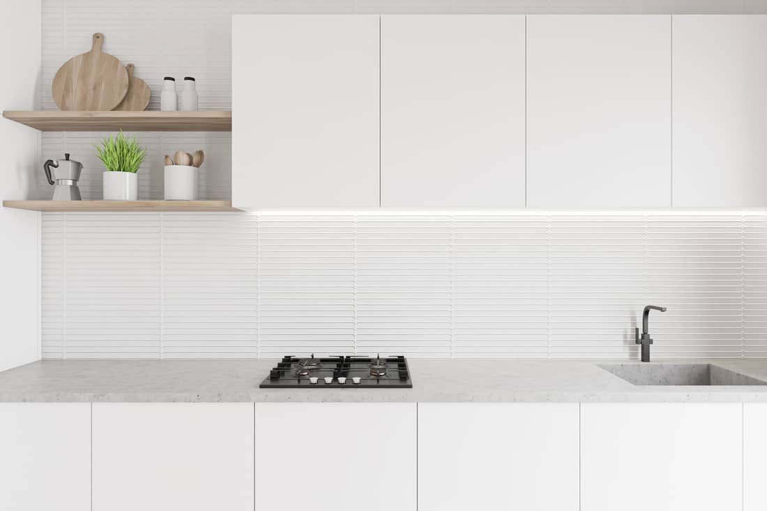 Comptoir blanc dans une cuisine moderne