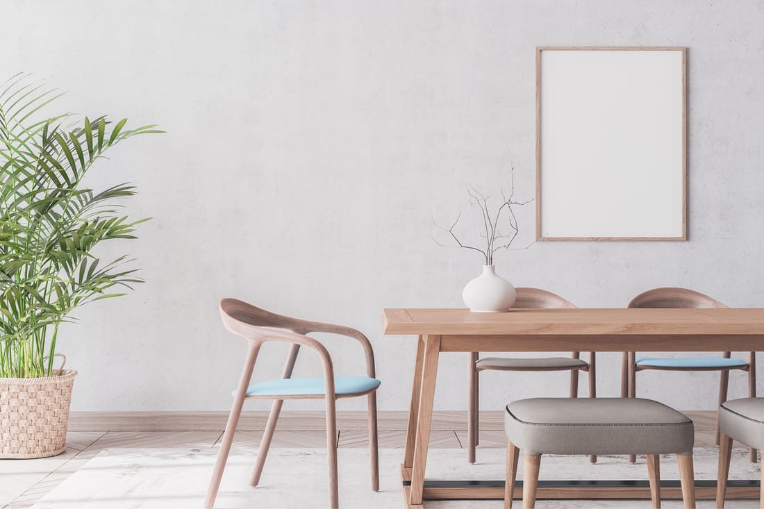 Chaises et table en bois sur fond gris, pot en rotin et accessoires de maison tendance, design d'intérieur de salle à manger scandinave avec modèle de cadre en bois vide.
