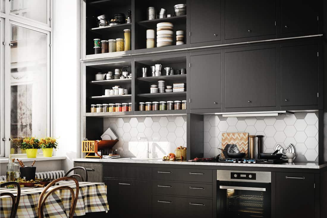 Cuisine domestique noire scandinave moderne avec armoires noires au-dessus de l'évier et de la cuisinière
