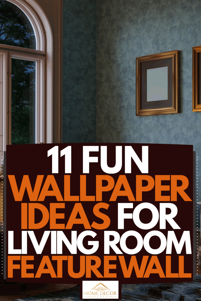 Intérieur d'un petit salon avec un papier peint à fleurs bleu, un canapé marron et une fenêtre cintrée, 11 idées de papier peint amusantes pour le mur caractéristique du salon