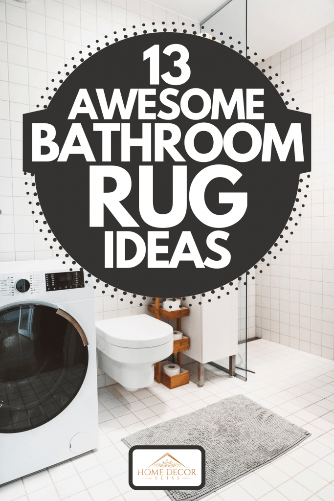 Carrelage blanc dans une petite salle de bain moderne, tapis de salle de bain gris et support de papier toilette en bambou à côté des toilettes, 13 superbes idées de tapis de salle de bain