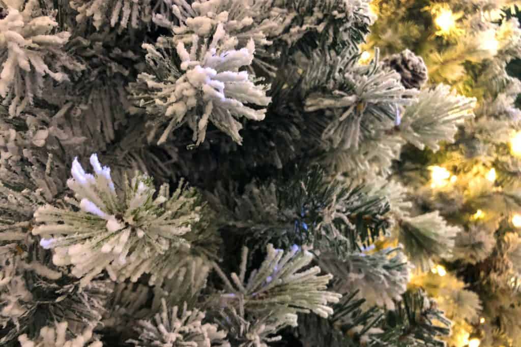 Un sapin de Noël artificiel décoré de guirlandes lumineuses