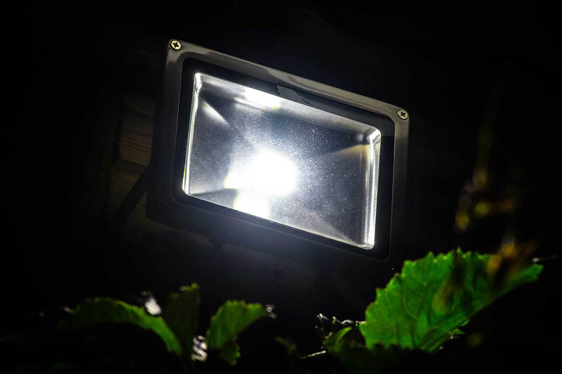 Projecteur LED de jardin sur un gros plan de bâtiment en bois