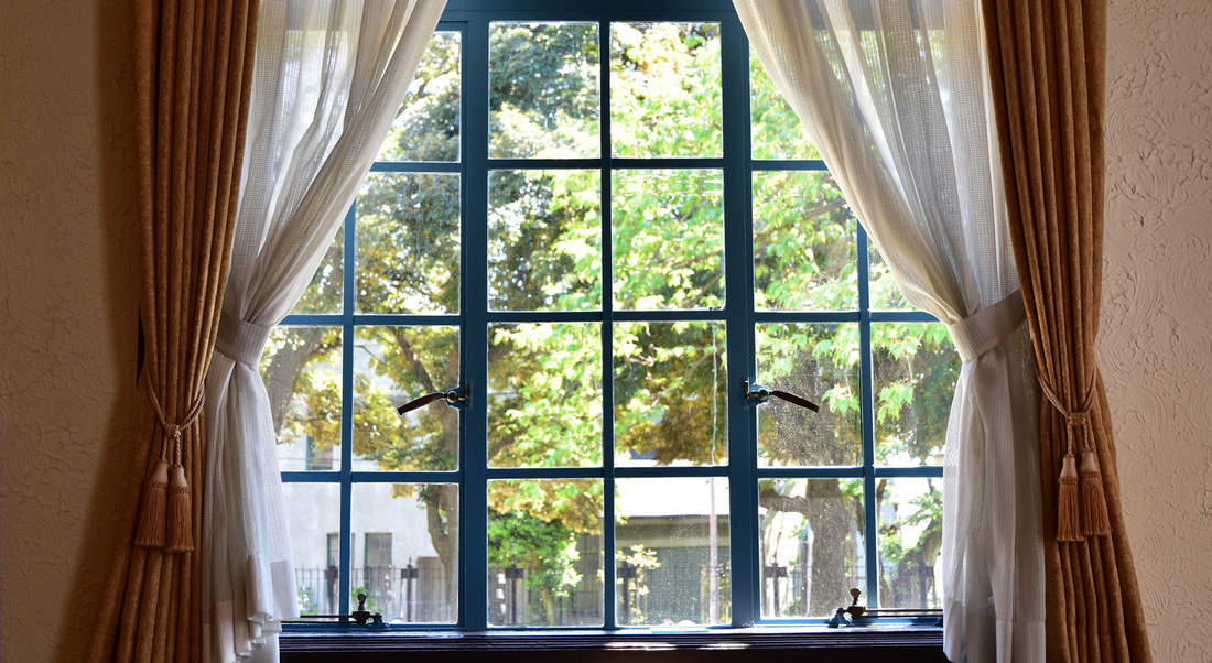 Paysage verdoyant à montrer depuis la fenêtre de la maison du jour où il faisait beau