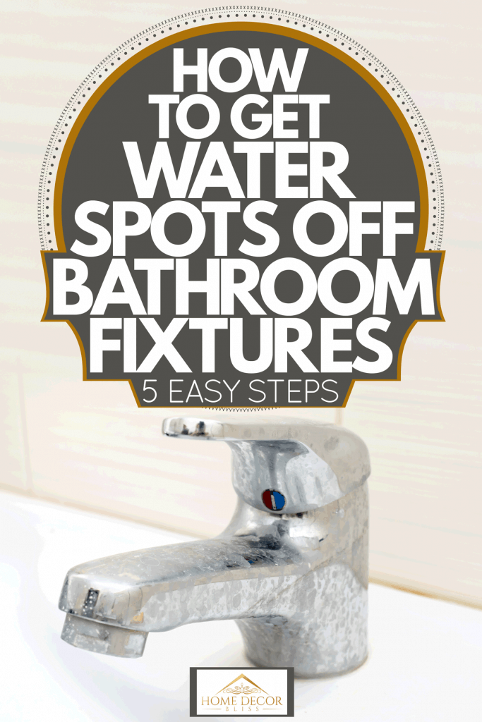 Un robinet de salle de bain avec des taches d'eau sur la finition chromée, Comment éliminer les taches d'eau des appareils de salle de bain [5 Easy Steps]