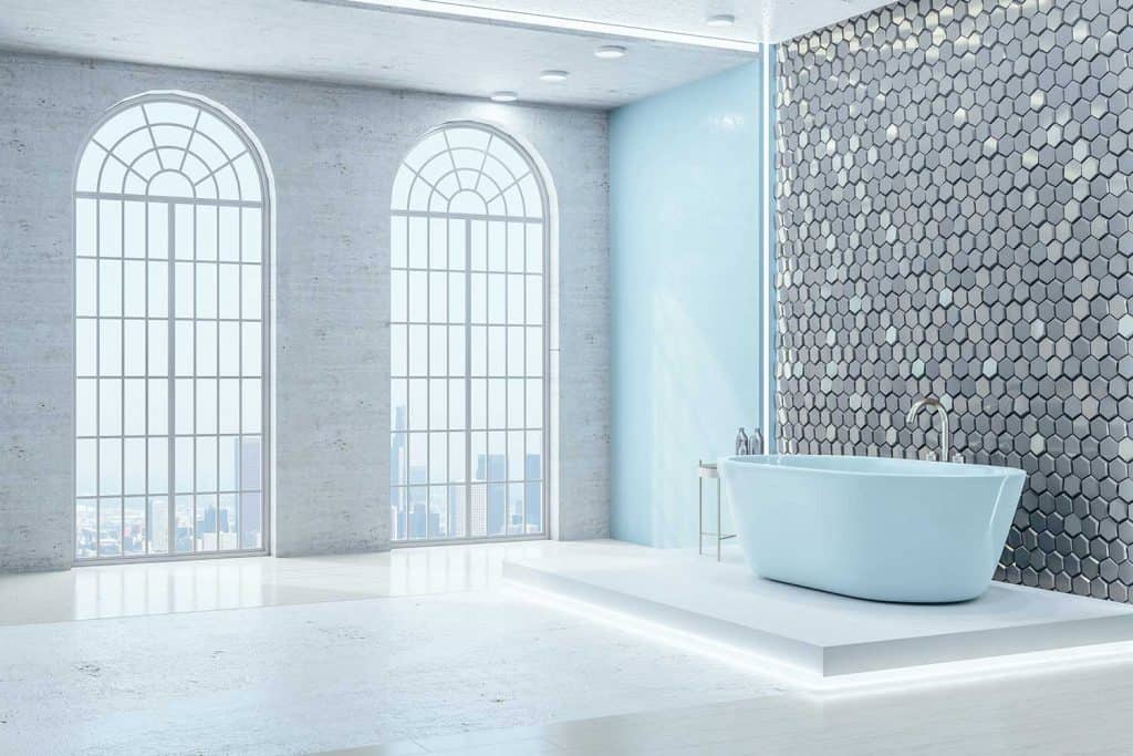 Intérieur de salle de bain bleu de luxe avec objets décoratifs et vue sur la ville