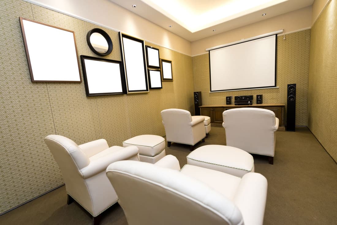 Cinéma maison de luxe avec sièges de style cinéma, quelle taille doit avoir une salle de jeux ou de loisirs ?