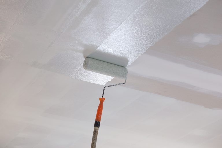 Painting a gypsum plaster ceiling with paint roller