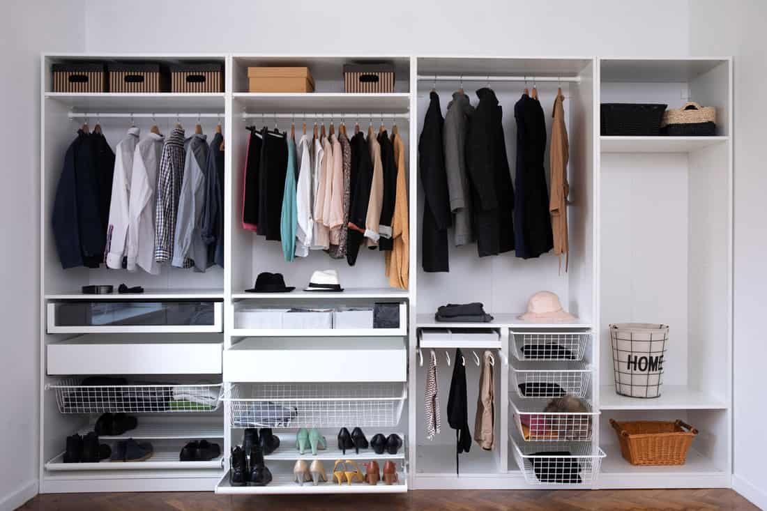 Vêtements, chaussures et articles de maison élégants dans une grande armoire