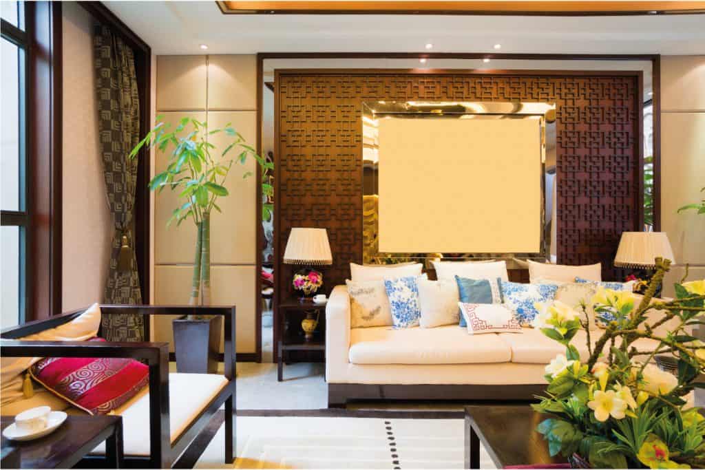 Salon de luxe avec grand canapé blanc, table centrale avec plantes et papier peint marron