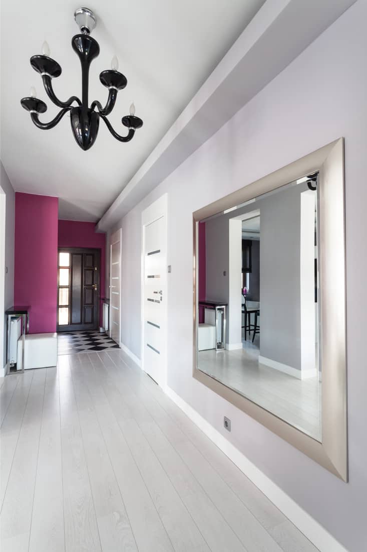 Foyer moderne avec miroir horizontal surdimensionné