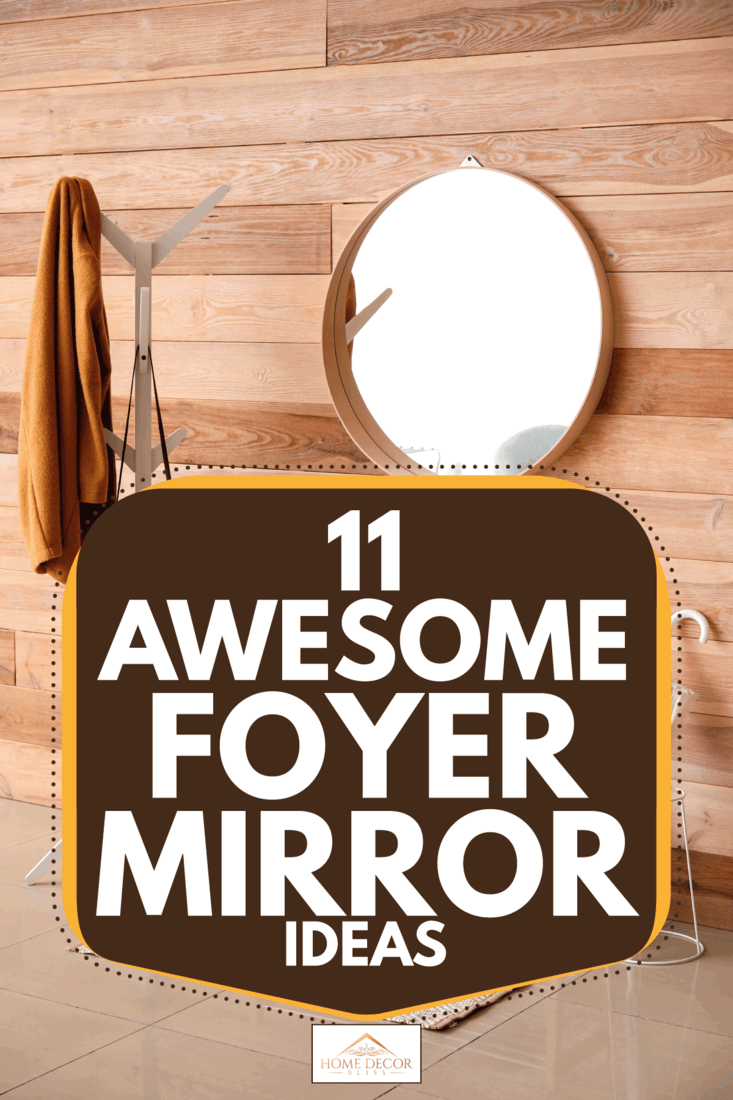 Foyer moderne avec miroir rond accroché à un mur avec des panneaux de bois, 11 superbes idées de miroirs de foyer
