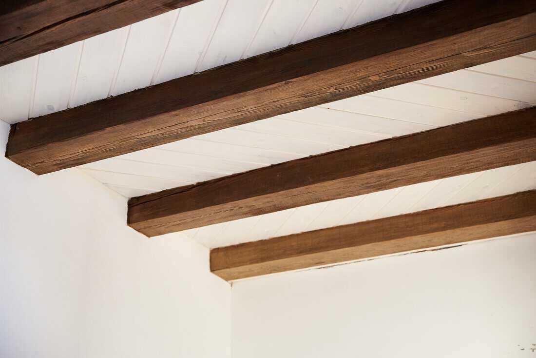 Wooden,Beams,On,The,Ceiling,In,A,Modern,Interior