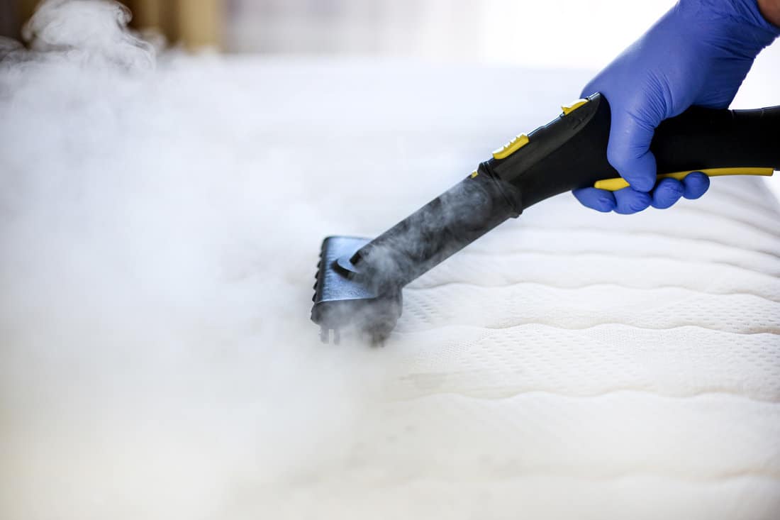 Cleaning and disinfection of the mattress in the bedroom with hot steam. 