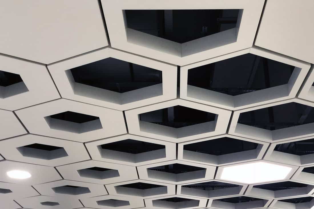 Plafond suspendu.  Tuiles hexagonales en aluminium, quelle est la taille d'une tuile de plafond suspendu ?