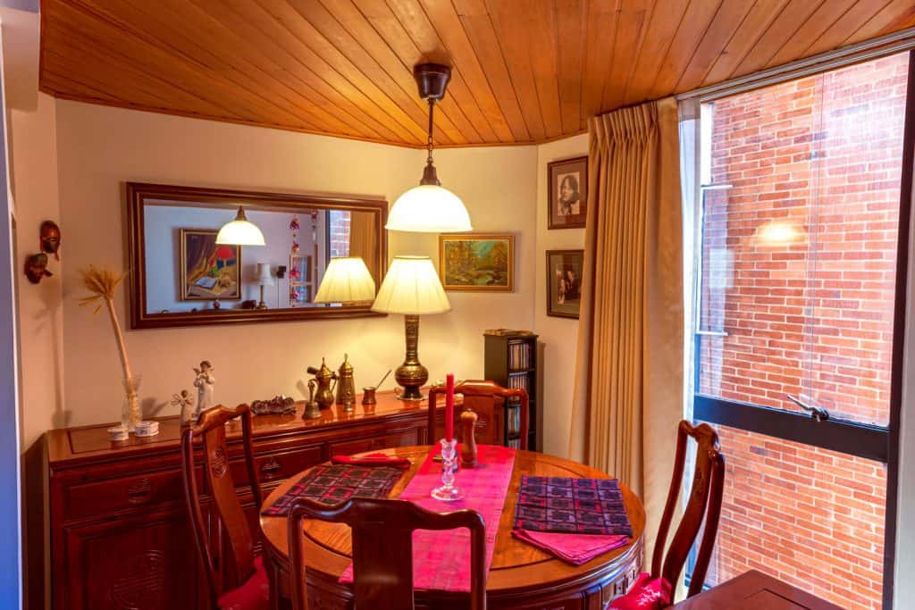 Intérieur d'une salle à manger rustique avec meubles en bois, armoires en bois et tables et chaises en bois