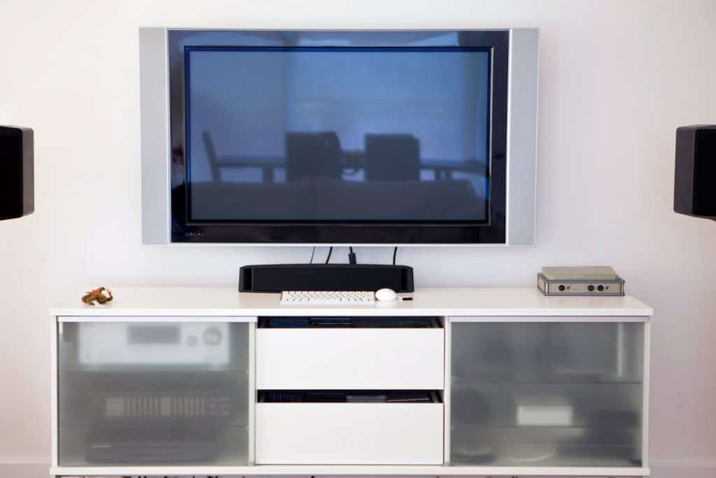 Intérieur du salon avec meuble TV futuriste et givré